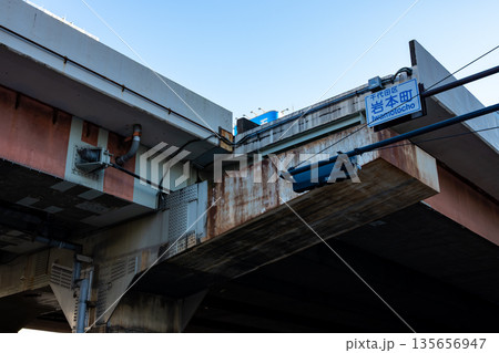 錆の浮いた高速道路の橋脚 首都高速1号 2026.01　a-1 135656947