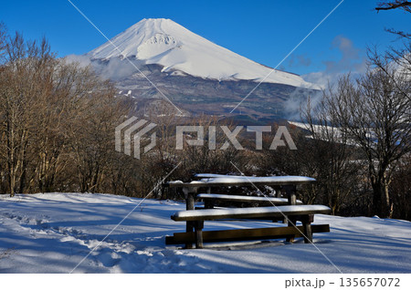 愛鷹山塊の黒岳山頂　雪の頂から望む富士山 135657072