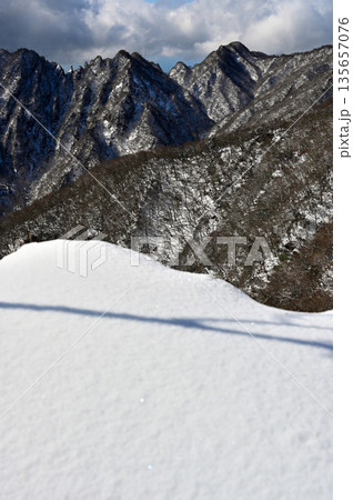 愛鷹山塊の越前岳 雪の北白ガレンより望む厳冬の鋸岳の稜線 愛鷹山塊の越前岳 雪の北白ガレンより望む厳冬の鋸岳の稜線 135657076