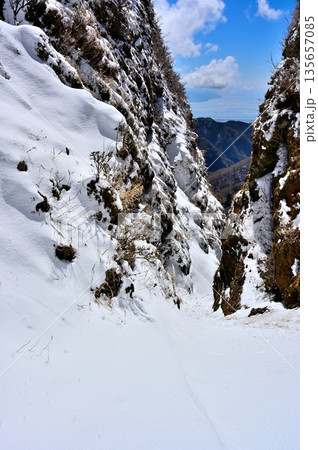 愛鷹山塊　真冬の割石峠　急峻に切れ込む崖 135657085
