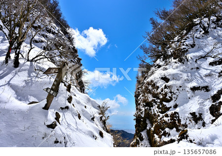 愛鷹山塊 真冬の割石峠 急峻に切れ込む崖の峠道 愛鷹山塊 真冬の割石峠 急峻に切れ込む崖の峠道 135657086