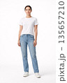 白背景の全身女性モデル 無地Tシャツとデニムのシンプルな人物素材 135657210