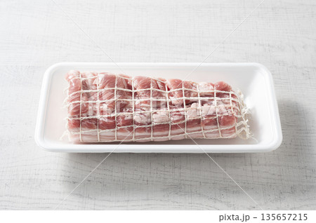 生肉の豚バラ肉　ブロック肉 135657215