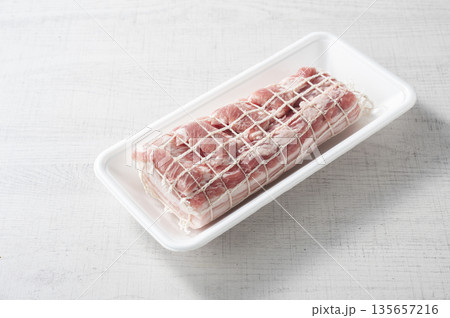 生肉の豚バラ肉 ブロック肉 生肉の豚バラ肉 ブロック肉 135657216