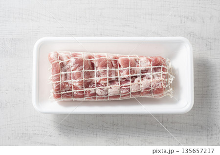 生肉の豚バラ肉　ブロック肉 135657217