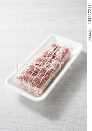 生肉の豚バラ肉 ブロック肉 生肉の豚バラ肉 ブロック肉 135657218