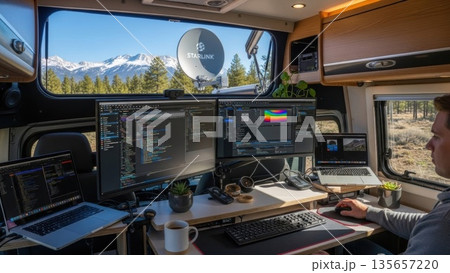 デジタルノマドのライフスタイル：霧の深い森でのバンライフとエンジニアリング 135657220