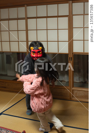 節分で遊ぶ祖母と孫の縦画像 節分で遊ぶ祖母と孫の縦画像 135657386