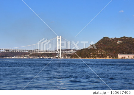 櫃石島沖合から眺めた瀬戸大橋と鷲羽山展望台 櫃石島沖合から眺めた瀬戸大橋と鷲羽山展望台 135657406
