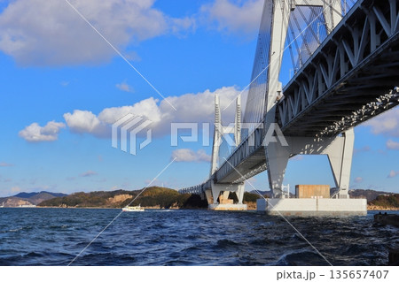 岩黒島から眺めた瀬戸大橋と児島-本島航路の定期船(本州方面) 岩黒島から眺めた瀬戸大橋と児島-本島航路の定期船(本州方面) 135657407