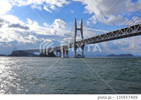 岩黒島から眺めた瀬戸大橋真下の風景（与島方面） 135657409
