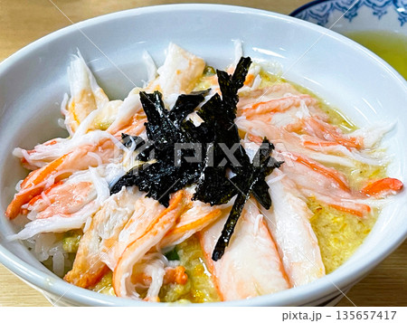 かに身をたっぷり盛り付けた蟹みそ丼 135657417