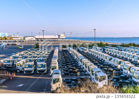 日本の横浜都市景観 日本経済…ズラリと並ぶトラック。右上奥は本牧ふ頭。新しい埋め立てが進む 135658322