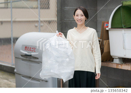 ゴミ捨てをする女性 135658342