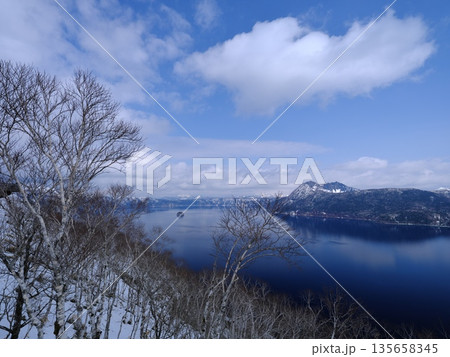 残雪の摩周湖第1展望台からダケカンバ越しに摩周湖を望む 135658345