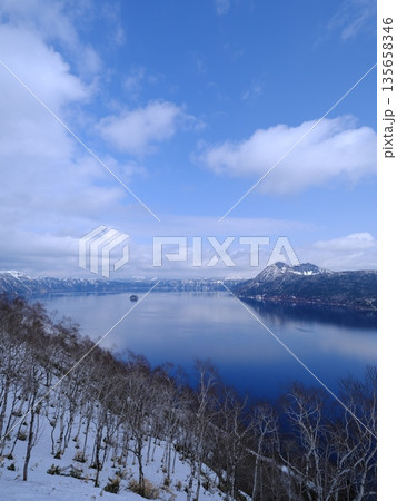 残雪の摩周湖第1展望台からダケカンバ越しに摩周湖を望む 残雪の摩周湖第1展望台からダケカンバ越しに摩周湖を望む 135658346