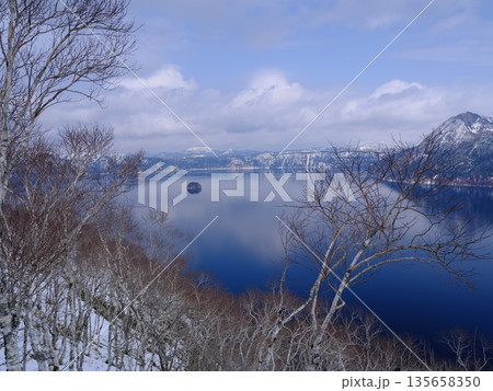 残雪の摩周湖第1展望台からダケカンバ越しに摩周湖を望む 残雪の摩周湖第1展望台からダケカンバ越しに摩周湖を望む 135658350