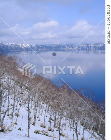 残雪の摩周湖第1展望台からダケカンバ越しに摩周湖のカムイシュ島を望む 残雪の摩周湖第1展望台からダケカンバ越しに摩周湖のカムイシュ島を望む 135658353