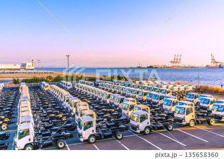 日本の横浜都市景観 日本経済…ズラリと並ぶトラック。右上奥は本牧ふ頭。新しい埋め立てが進む 日本の横浜都市景観 日本経済…ズラリと並ぶトラック。右上奥は本牧ふ頭。新しい埋め立てが進む 135658360