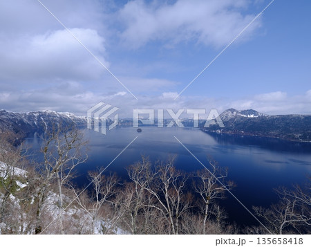 残雪の摩周湖第1展望台からダケカンバ越しに摩周湖を望む 135658418