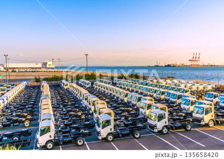 日本の横浜都市景観 日本経済…ズラリと並ぶトラック。右上奥は本牧ふ頭。新しい埋め立てが進む 135658420