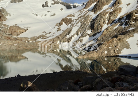 湖に反射するパタゴニアのフィッツロイ 135658442