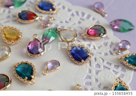 カラフルな青いガラスビーズとレースペーパー 135658455