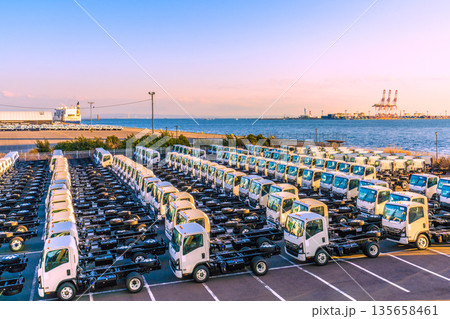 日本の横浜都市景観 日本経済…ズラリと並ぶトラック。右上奥は本牧ふ頭。新しい埋め立てが進む 135658461