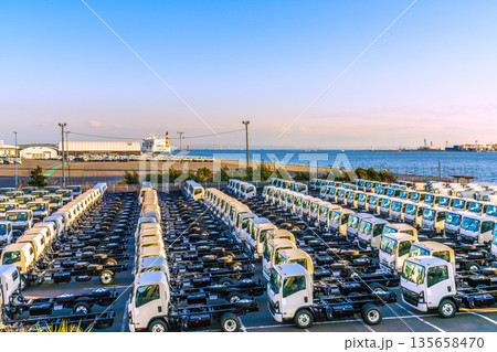 日本の横浜都市景観 日本経済…ズラリと並ぶトラック。右上奥は本牧ふ頭。新しい埋め立てが進む 日本の横浜都市景観 日本経済…ズラリと並ぶトラック。右上奥は本牧ふ頭。新しい埋め立てが進む 135658470