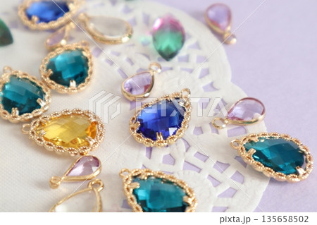 カラフルなビーズと青いガラスビーズとレースペーパー 135658502