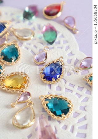 カラフルなビーズと青いガラスビーズとレースペーパー 135658504