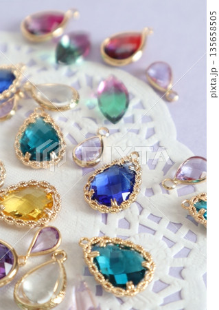 カラフルなビーズと青いガラスビーズとレースペーパー 135658505