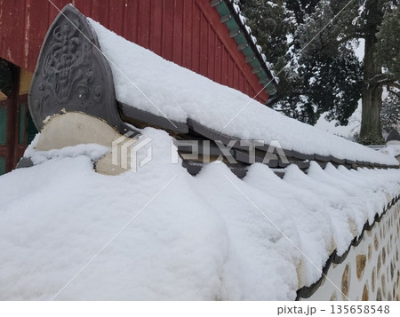 Traditional Korean Architecture in Heavy Snowfall Winter Scene Traditional Korean Architecture in Heavy Snowfall Winter Scene 135658548