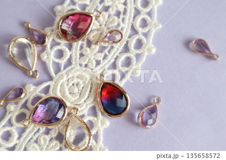 カラフルなガラスビーズとりぼん 135658572