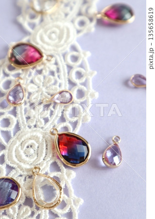 カラフルなガラスビーズとりぼん 135658619