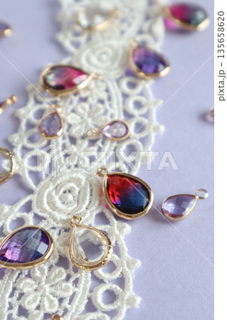 カラフルなガラスビーズとりぼん 135658620