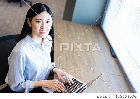 ノートパソコンを操作する女性 ノートパソコンを操作する女性 135658636