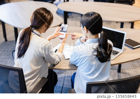 オフィスで働くビジネスウーマン 135658643