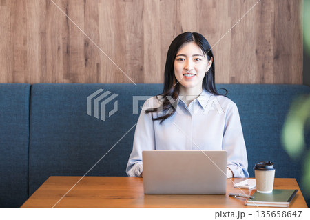 カフェで仕事をする女性 135658647