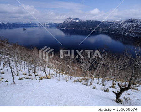 残雪の摩周湖第1展望台からダケカンバ越しに摩周湖とカムイヌプリを望む 135658674