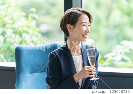 会食でお酒を飲むビジネスマン女性 会食でお酒を飲むビジネスマン女性 135658720