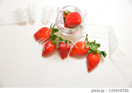 甘くて美味しいイチゴ（埼玉県産やよいひめ） 135659780