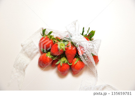 甘くて美味しいイチゴ（埼玉県産やよいひめ） 135659781