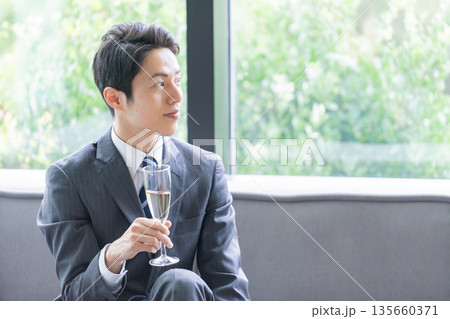 会食でお酒を飲むビジネスマン男性 会食でお酒を飲むビジネスマン男性 135660371
