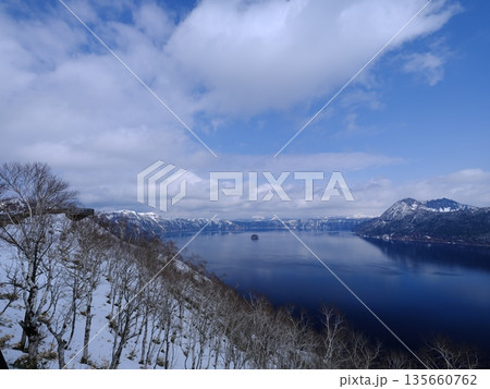 残雪の摩周湖カムイテラスと摩周湖を望む 135660762