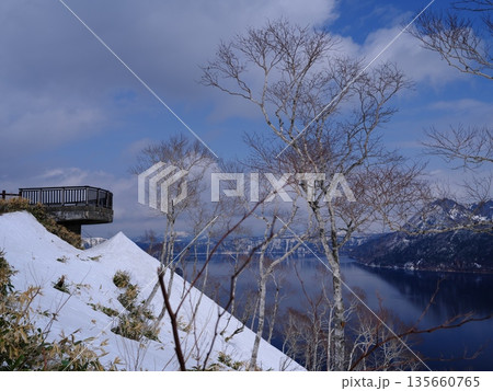 残雪の摩周湖カムイテラスと摩周湖を望む 135660765