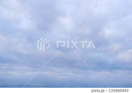 厚い雲がひろがる迫力のある朝の空 135660842