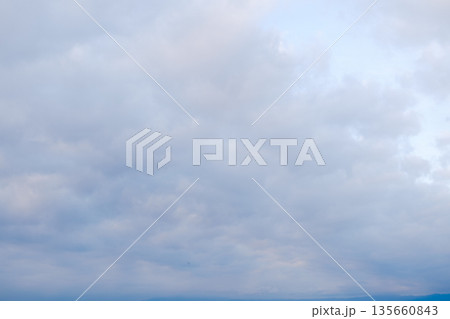 淡い雲がひろがる穏やかな朝の空 淡い雲がひろがる穏やかな朝の空 135660843