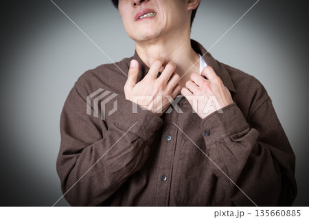 乾燥肌の痒みに苦しむミドル男性 135660885