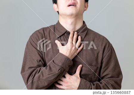 喉を押さえて苦しむミドル女性 喉を押さえて苦しむミドル女性 135660887